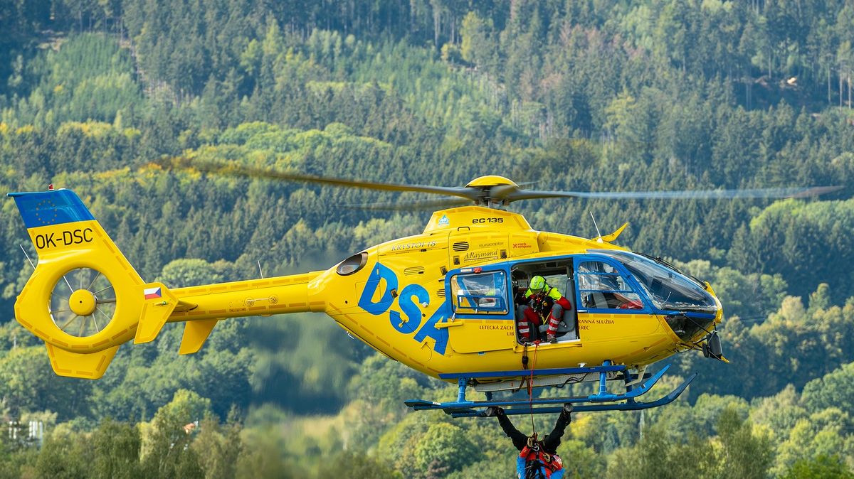 Vrtulník letěl pro zraněné turisty
na zříceninu hradu i do Beskyd